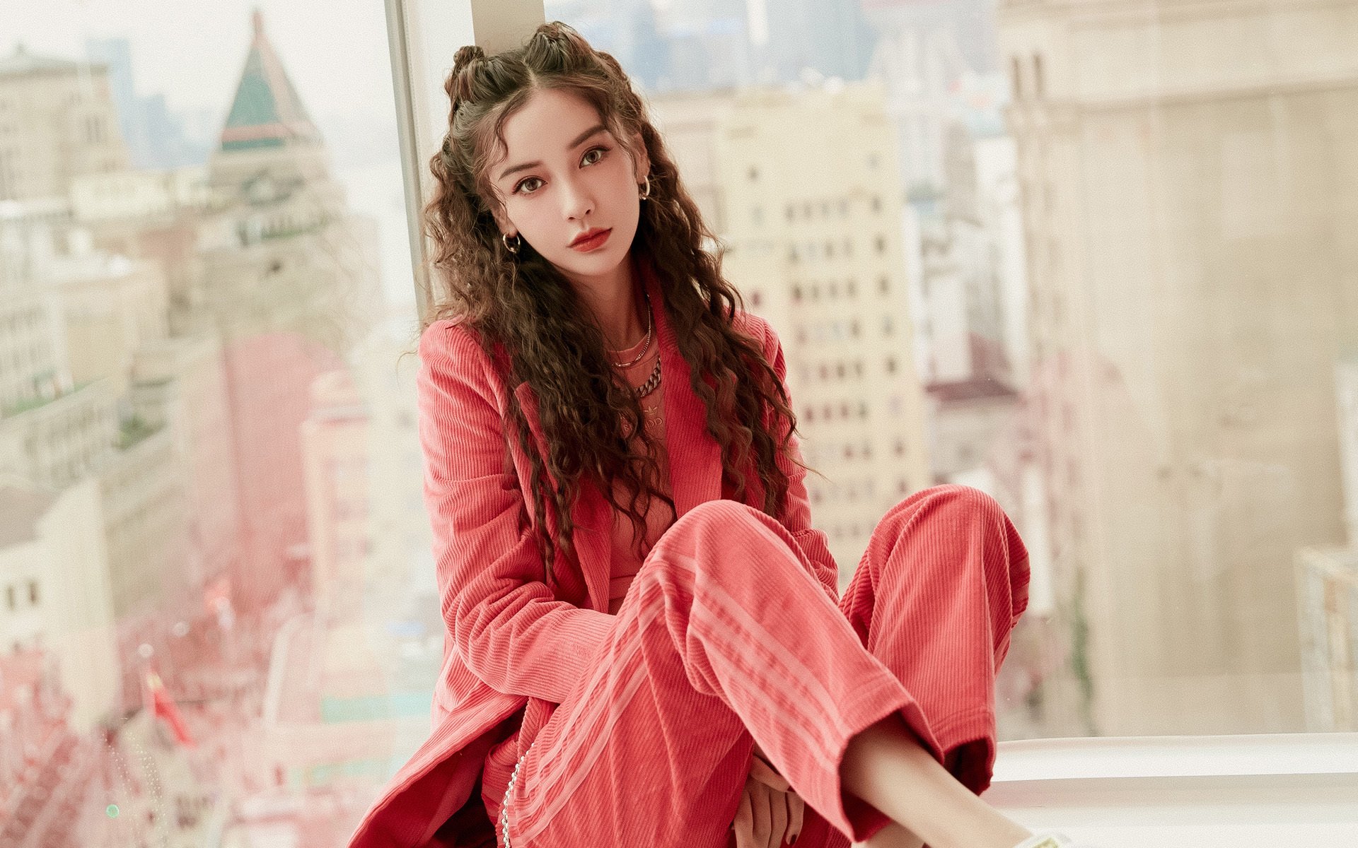 窒息防守+碾压进攻！浓眉42+18统治攻防两端，马刺险胜上海背后的定海神针